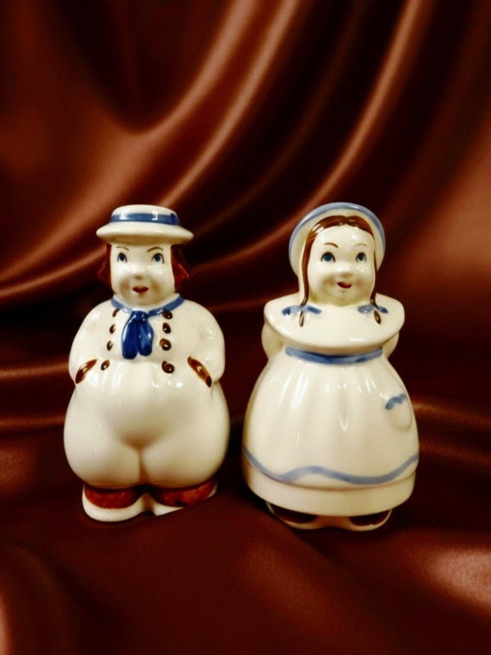 Vintage set of 1940s Shawnee Pottery "Dutch Jack&Jill"  Salt Pepper Shakers